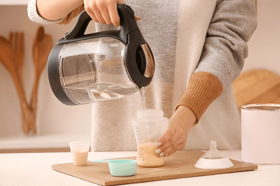 Loại nước nào tốt nhất để pha sữa công thức?